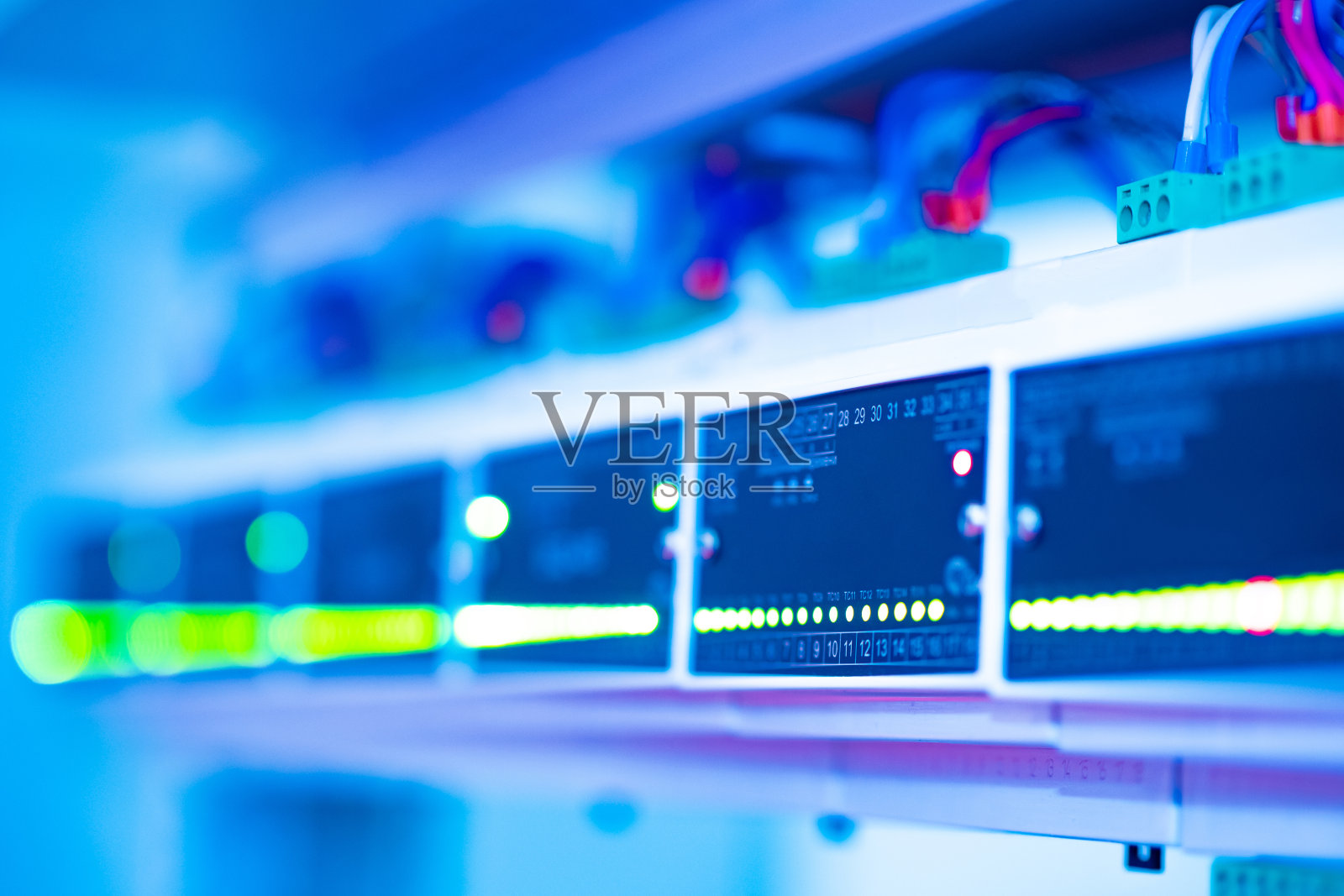 电力指标。电子控制器。模块分立多通道输入指示。电压控制系统。自动化过程控制系统。照片摄影图片