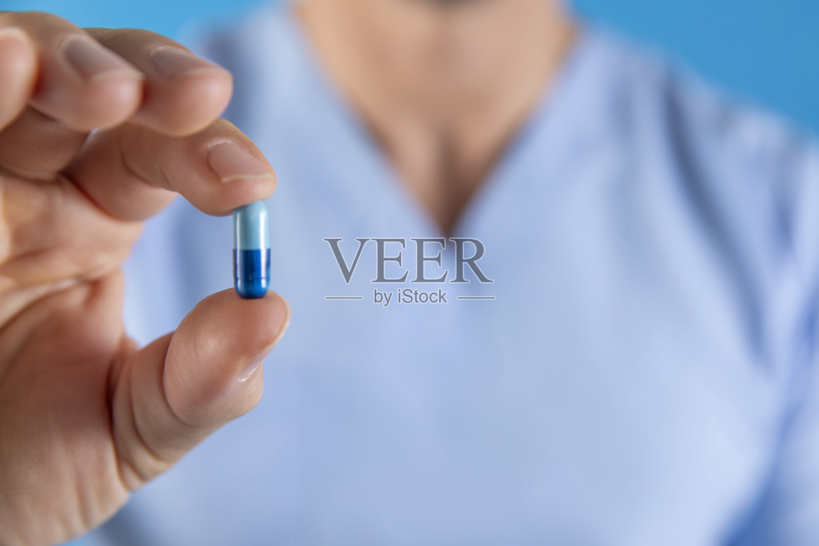 拿着药片的医生照片摄影图片