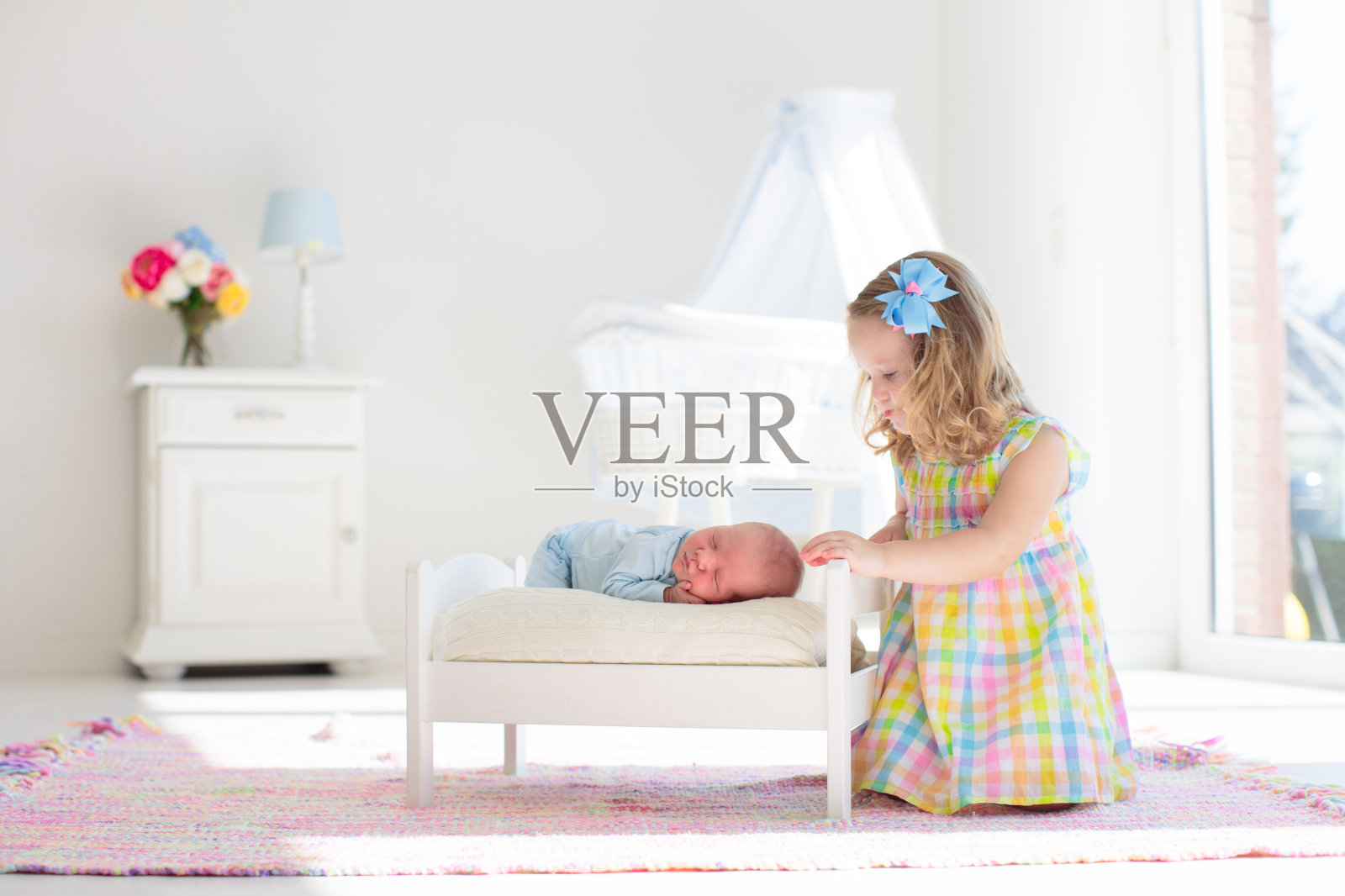 孩子们和刚出生的小弟弟玩耍照片摄影图片