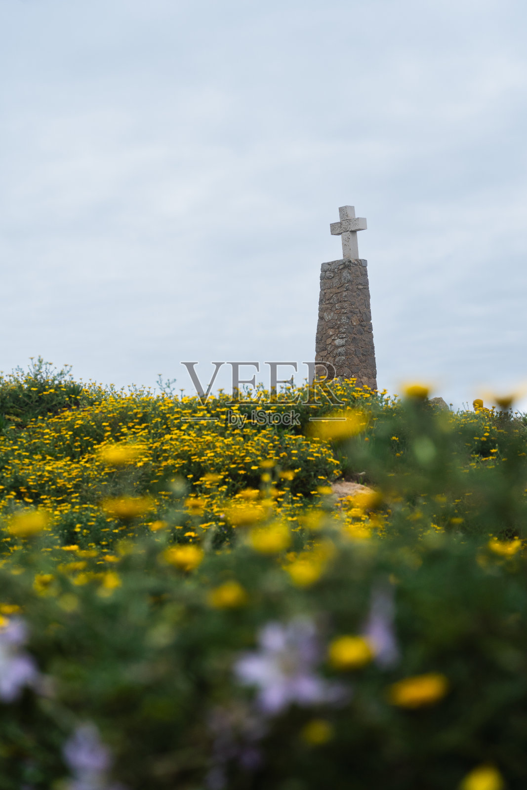 葡萄牙的海岸线，罗卡角。辛特拉的罗卡角。罗卡角的灯塔。大西洋沿岸的悬崖和岩石。云的一天照片摄影图片