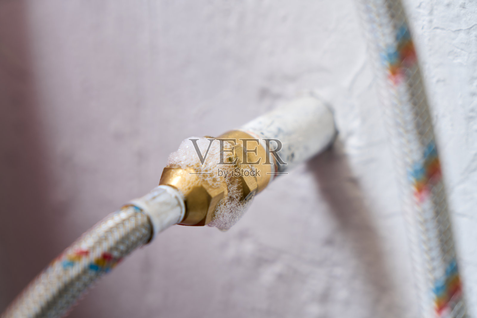 煤气管道与肥皂混合物显示气泡气体泄漏照片摄影图片