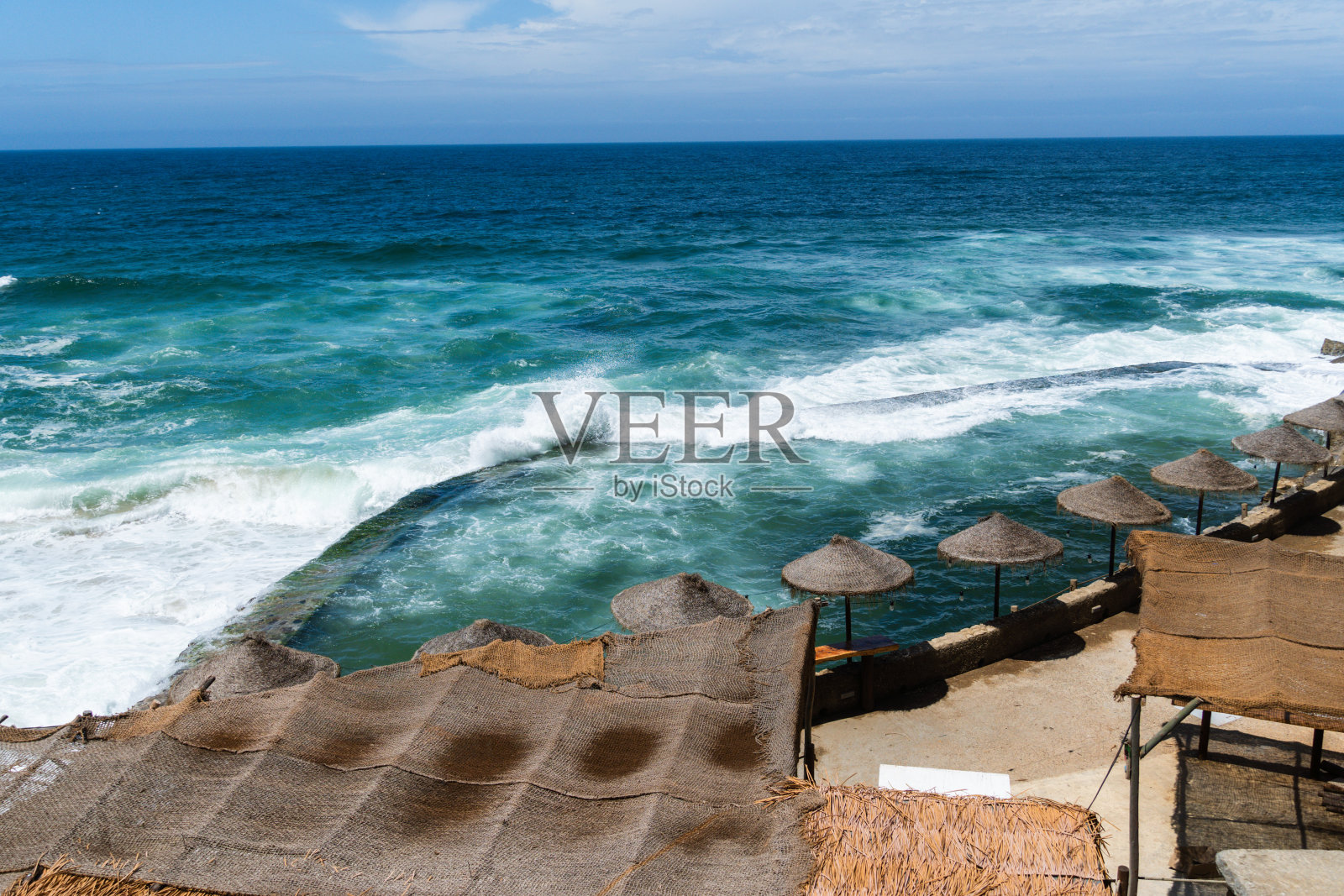 Azenhas do Mar是葡萄牙辛特拉市的一个海滨小镇。靠近里斯本。Azenhas do Mar白色村庄，悬崖和海洋。阳光明媚的一天。照片摄影图片