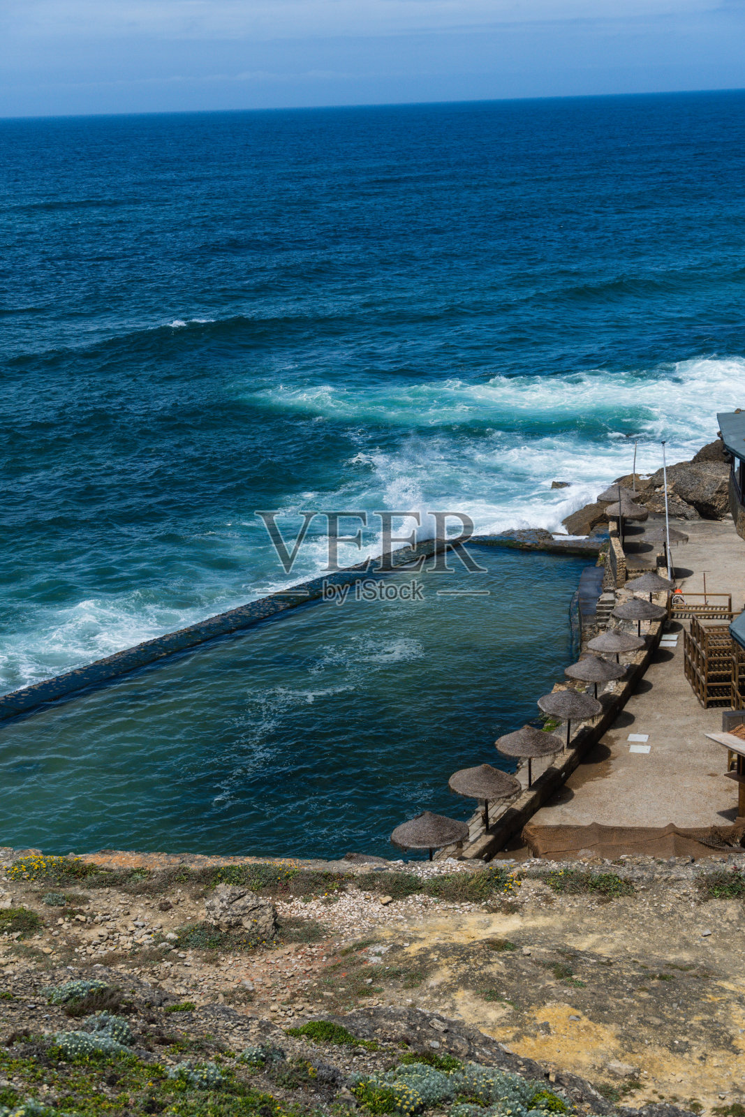 Azenhas do Mar是葡萄牙辛特拉市的一个海滨小镇。靠近里斯本。Azenhas do Mar白色村庄，悬崖和海洋。阳光明媚的一天。照片摄影图片