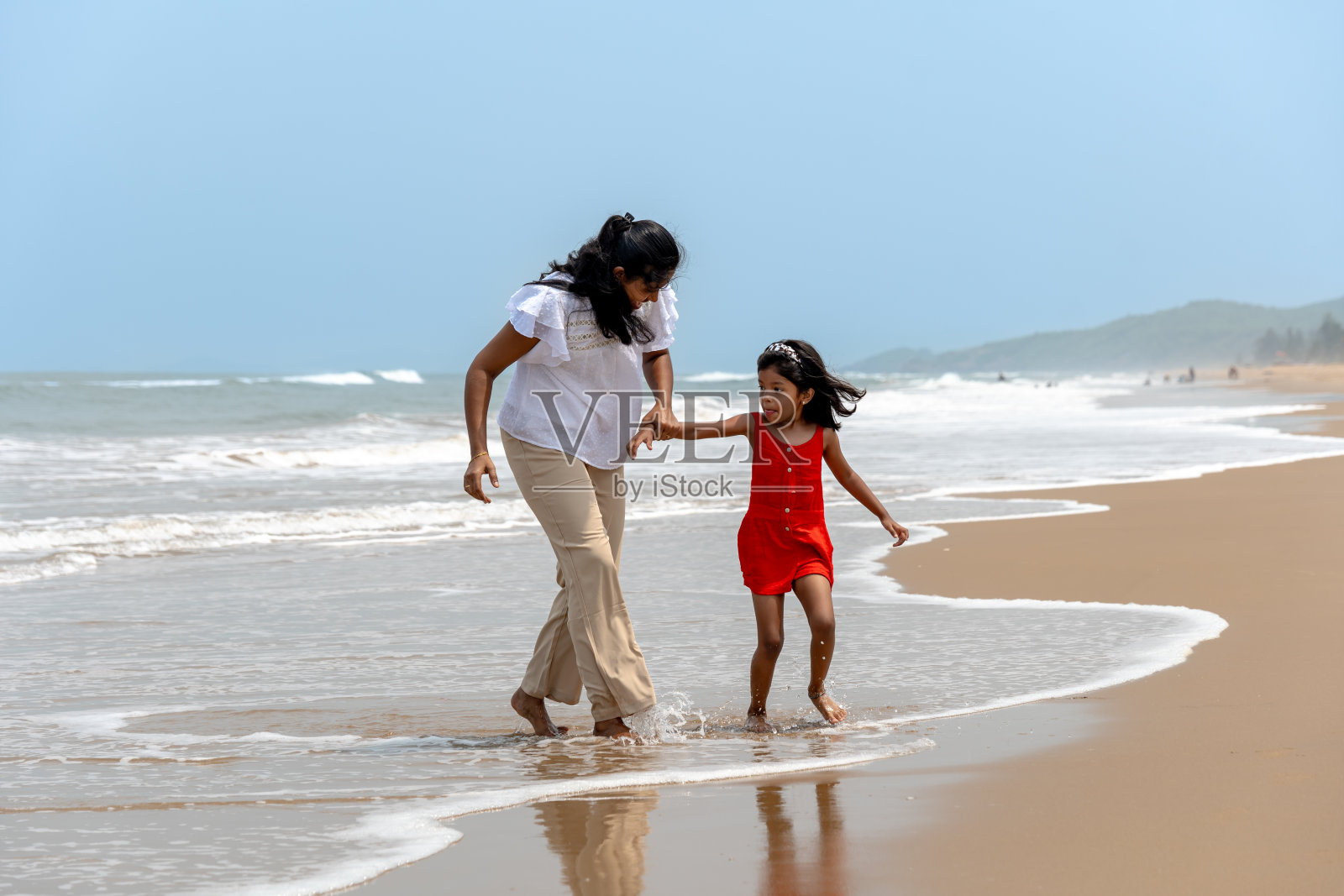 海滩亲密的幸福照片摄影图片