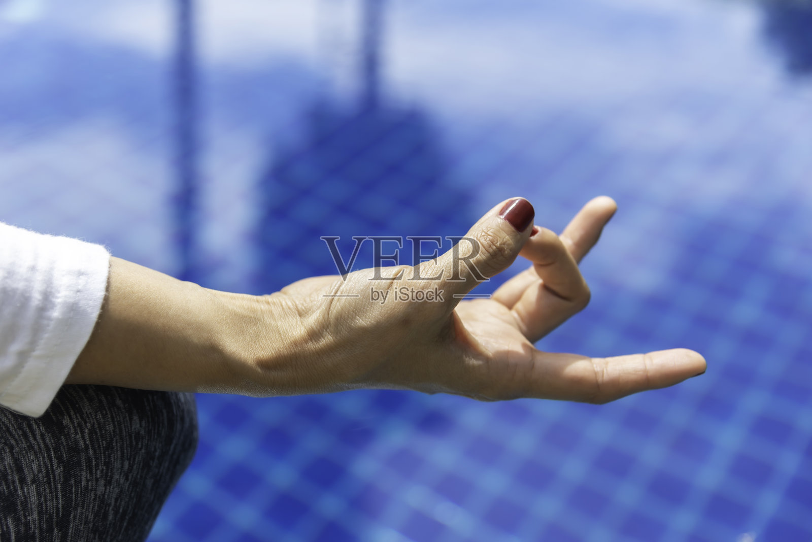 年轻健康的女性练习瑜伽平静放松，女性幸福。水平的背景照片摄影图片