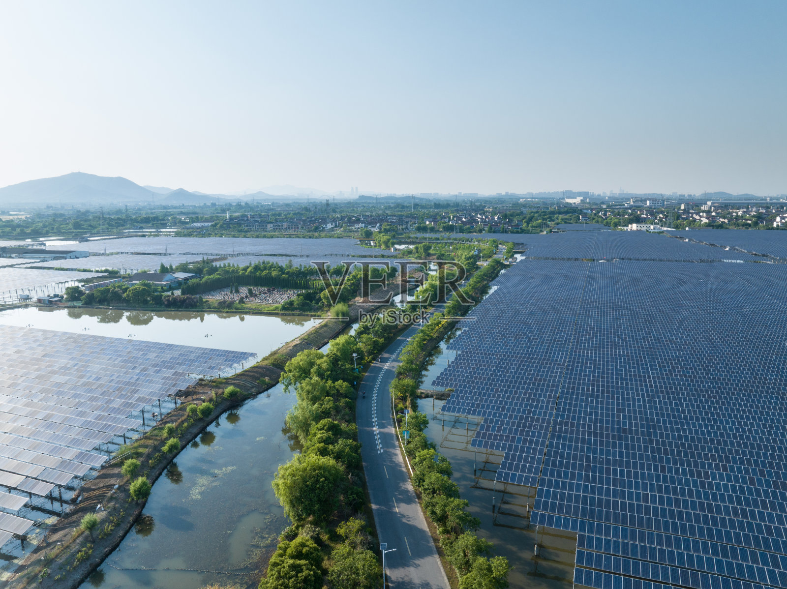 俯瞰太阳能光伏发电站照片摄影图片