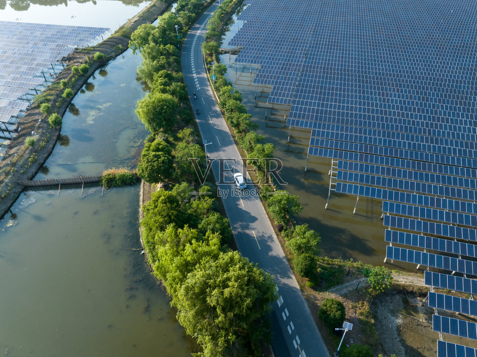 俯瞰太阳能光伏发电站照片摄影图片