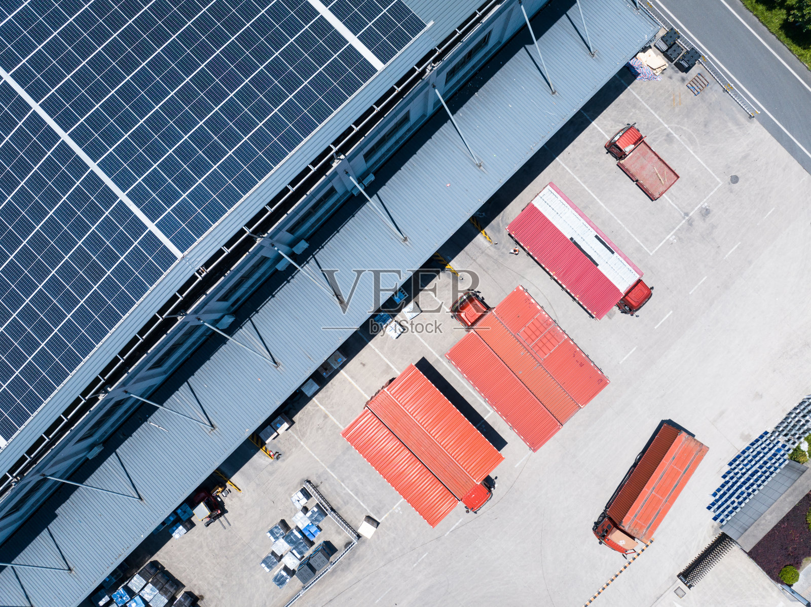 仓库屋顶太阳能光伏发电站照片摄影图片