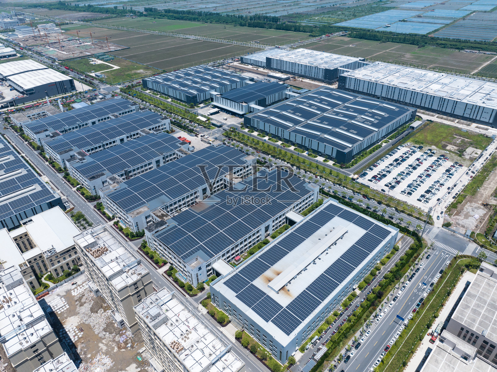 工厂厂房屋顶太阳能光伏发电站照片摄影图片