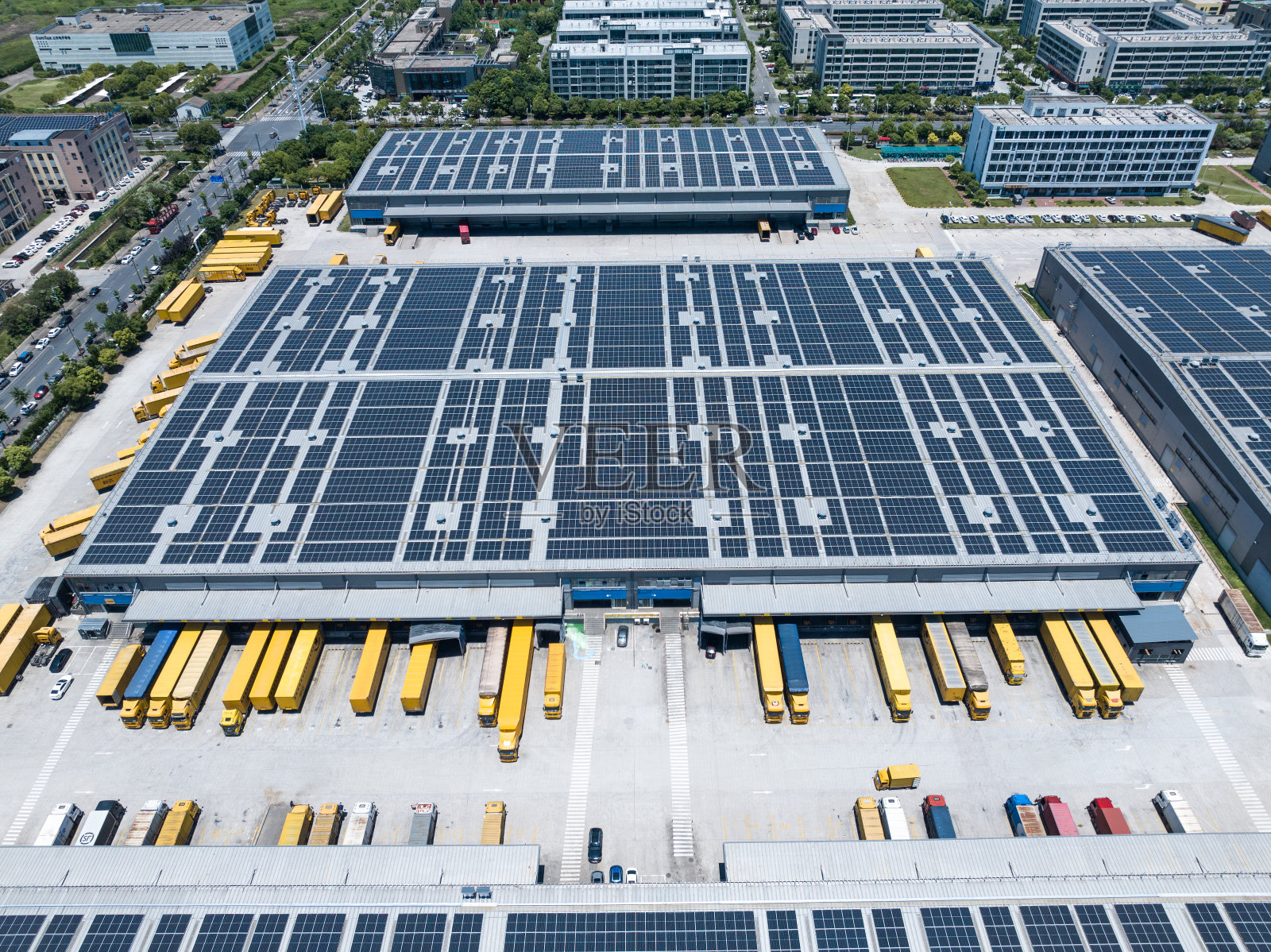 仓库屋顶太阳能光伏发电站照片摄影图片