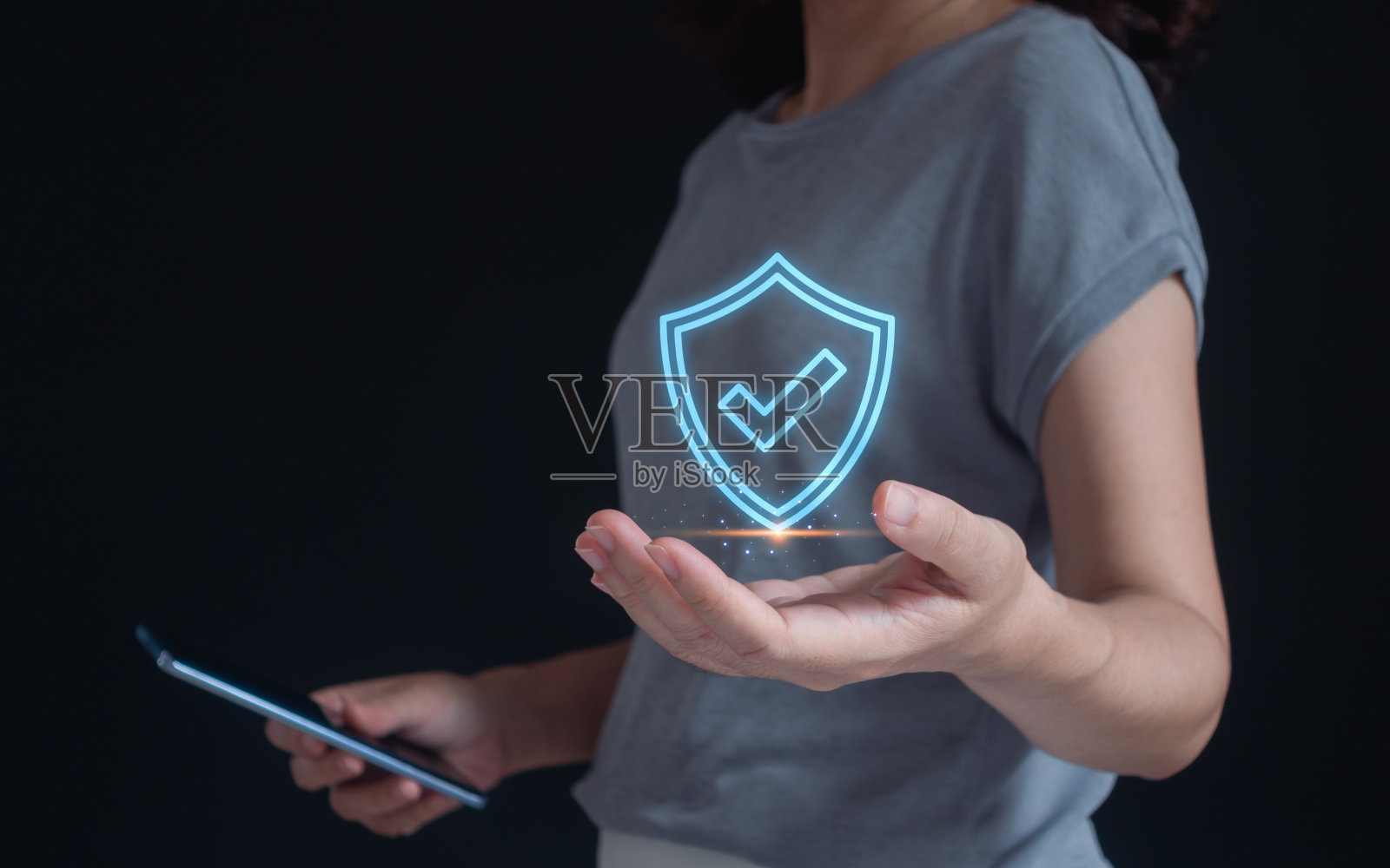 安全质量管理理念。认证保证批准或安全访问系统。用户在虚拟屏幕上显示安全防护系统的手部身份验证图标。照片摄影图片