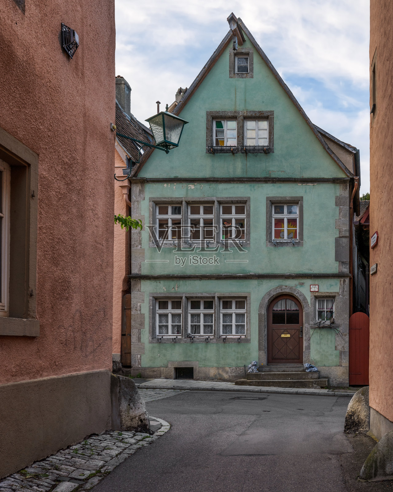 Rothenburg ob der Tauber老城中世纪住宅舒适的绿色立面照片摄影图片