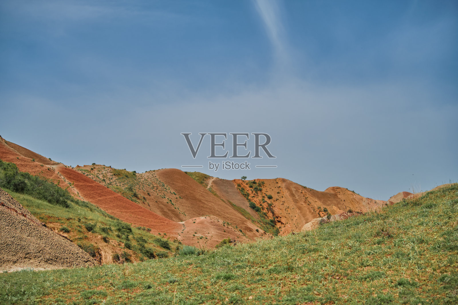 令人惊叹的风景，在蓝天下，五颜六色的山丘和郁郁葱葱的绿色田野照片摄影图片