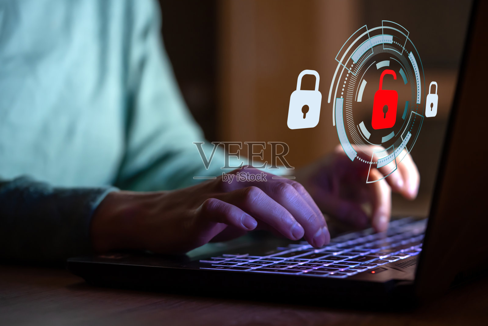 这个女孩学会了在网上安全使用笔记本电脑。照片摄影图片