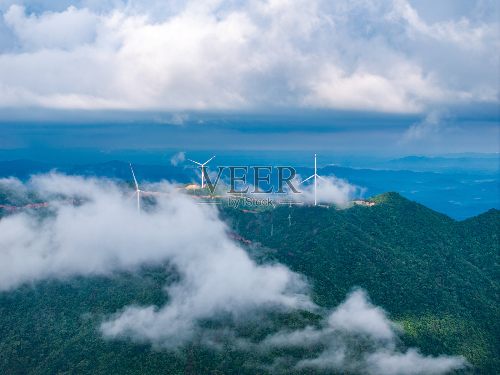 高山风电云雾大照片摄影图片
