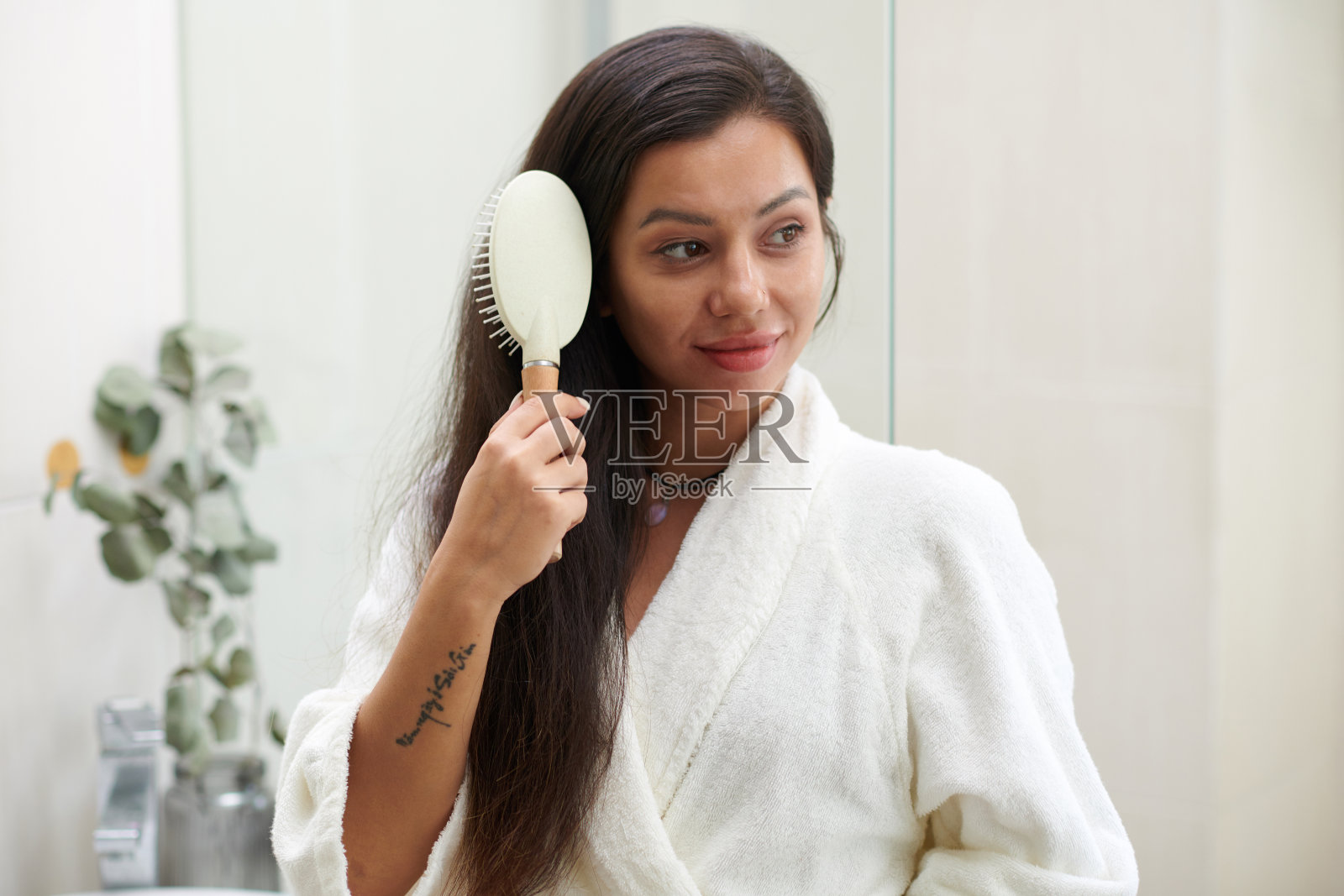 梳头的女人照片摄影图片