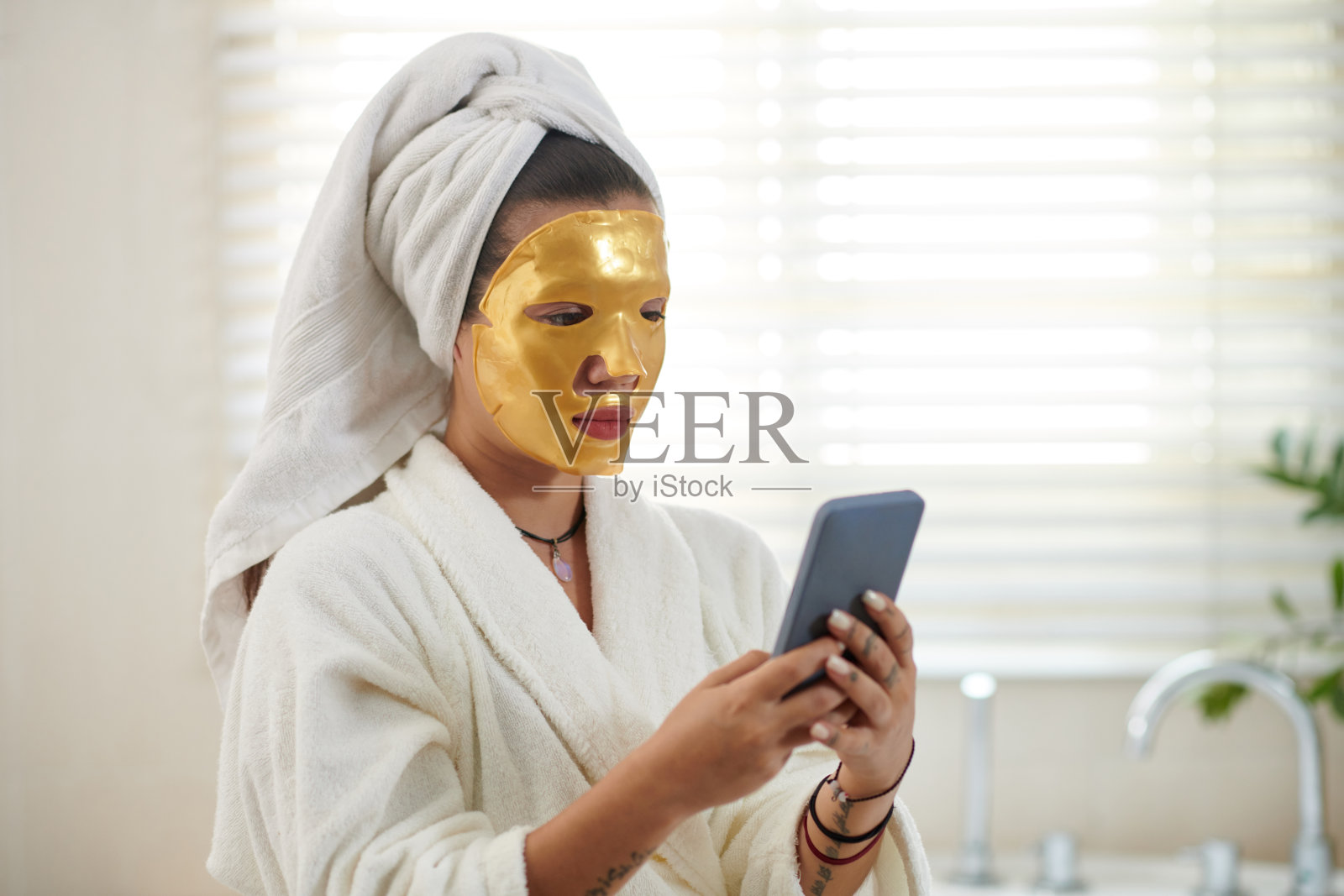 脸上戴着薄面膜的女人照片摄影图片