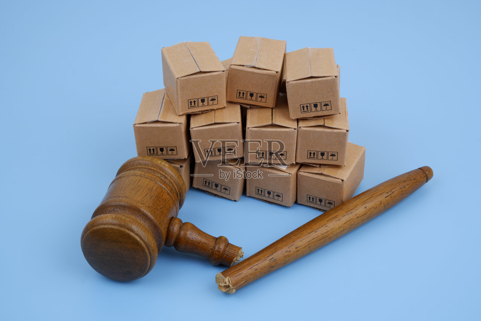 破碎的木槌和许多运输纸箱。照片摄影图片