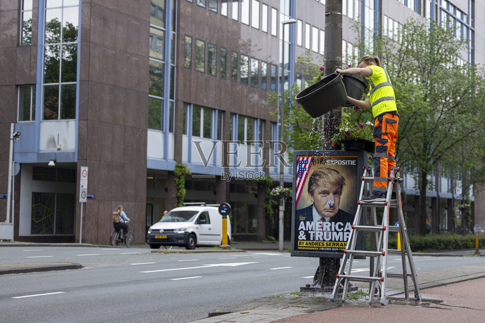 雨后把壶里的水倒掉照片摄影图片