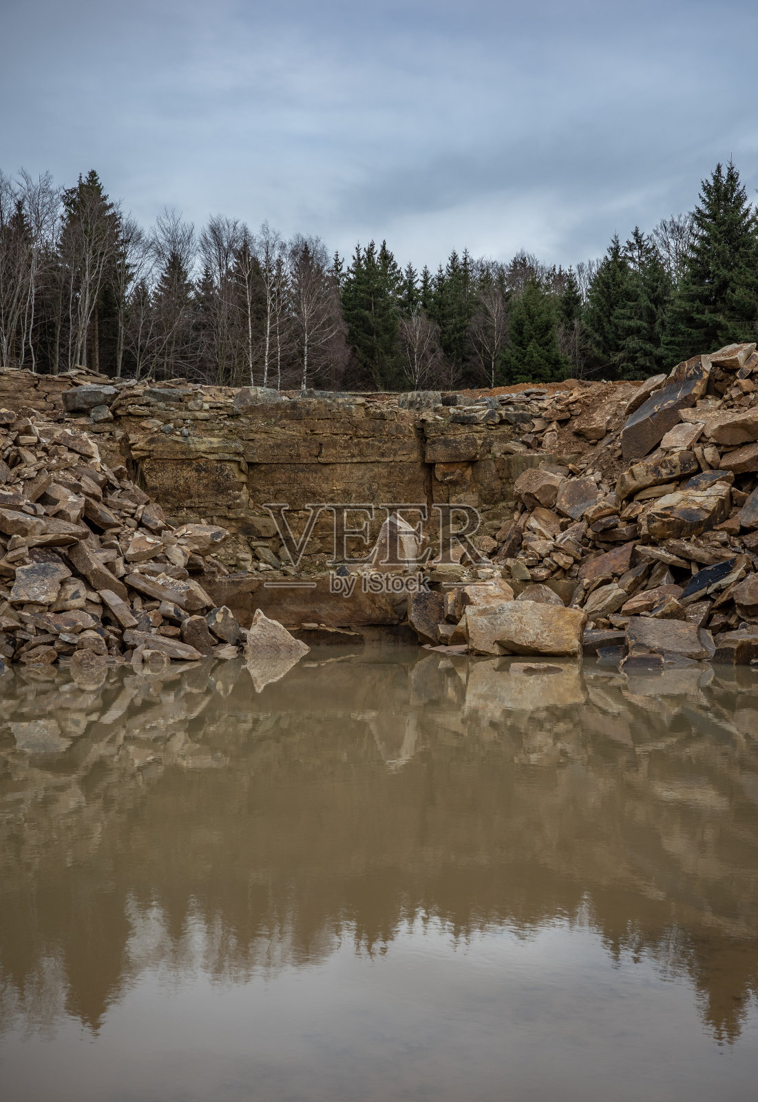 一个旧采石场里的湖照片摄影图片