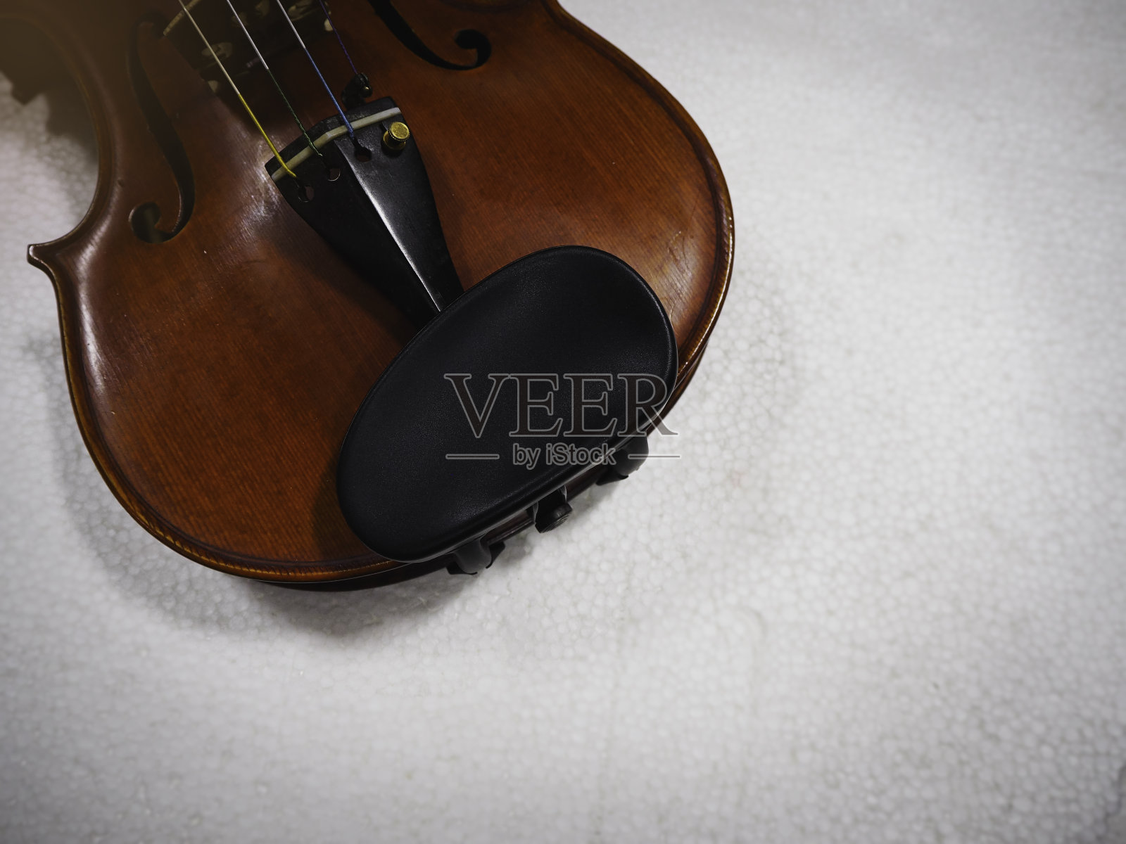 在《小提琴中心琴托》的精选焦点中，展示原声乐器的细节。照片摄影图片