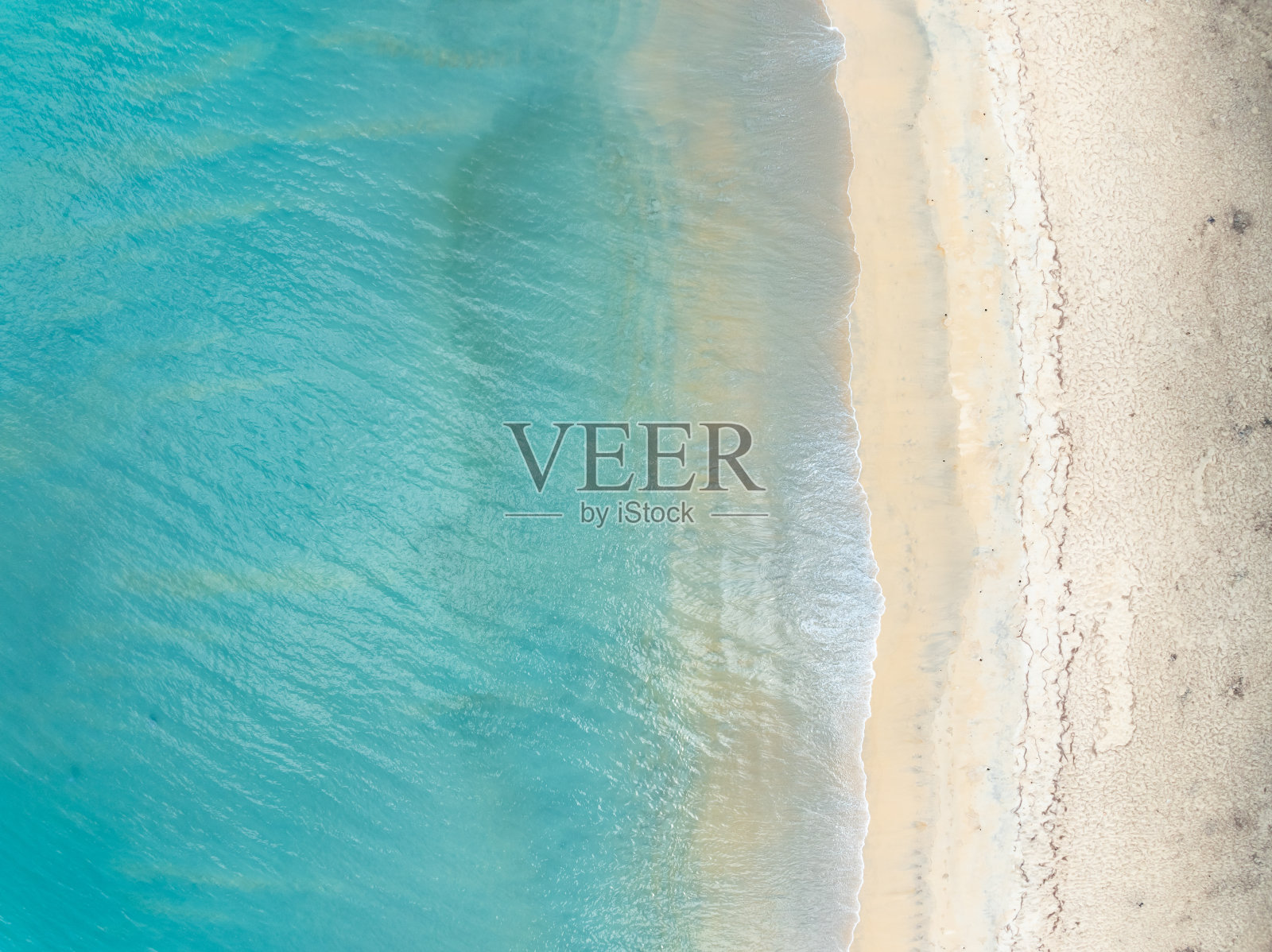 惊人的俯视图海景海滩景观背景，夏季海浪冲击沙滩海景背景，广角镜头海洋自然背景照片摄影图片