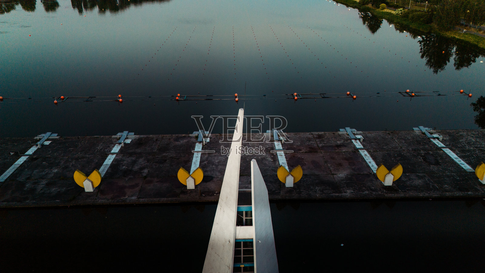 波兰波兹南马耳他湖上的旧苏联水结构照片摄影图片