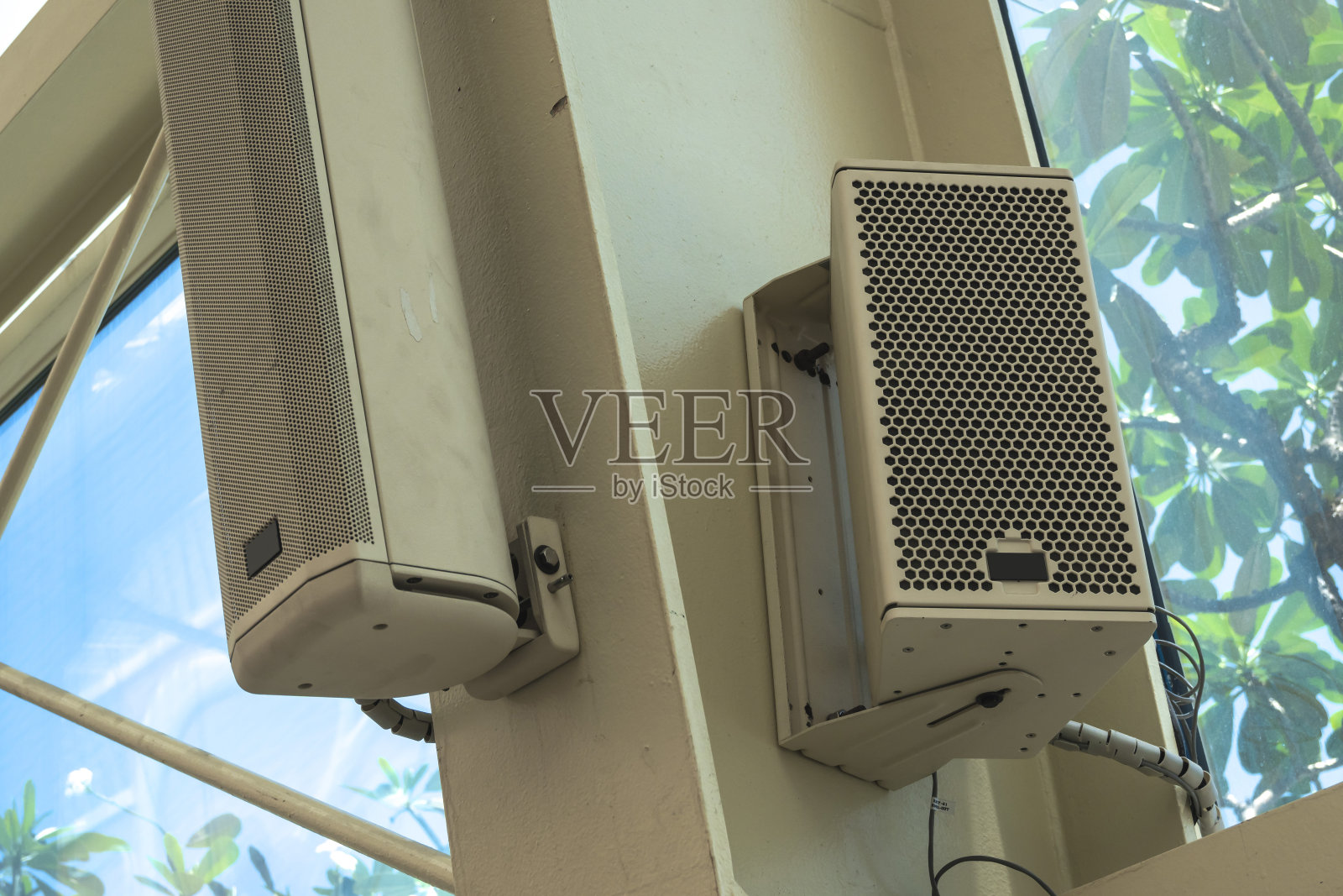 扬声器:安装在旅馆或商场中庭的钢柱或桁架上的墙壁上的扬声器照片摄影图片