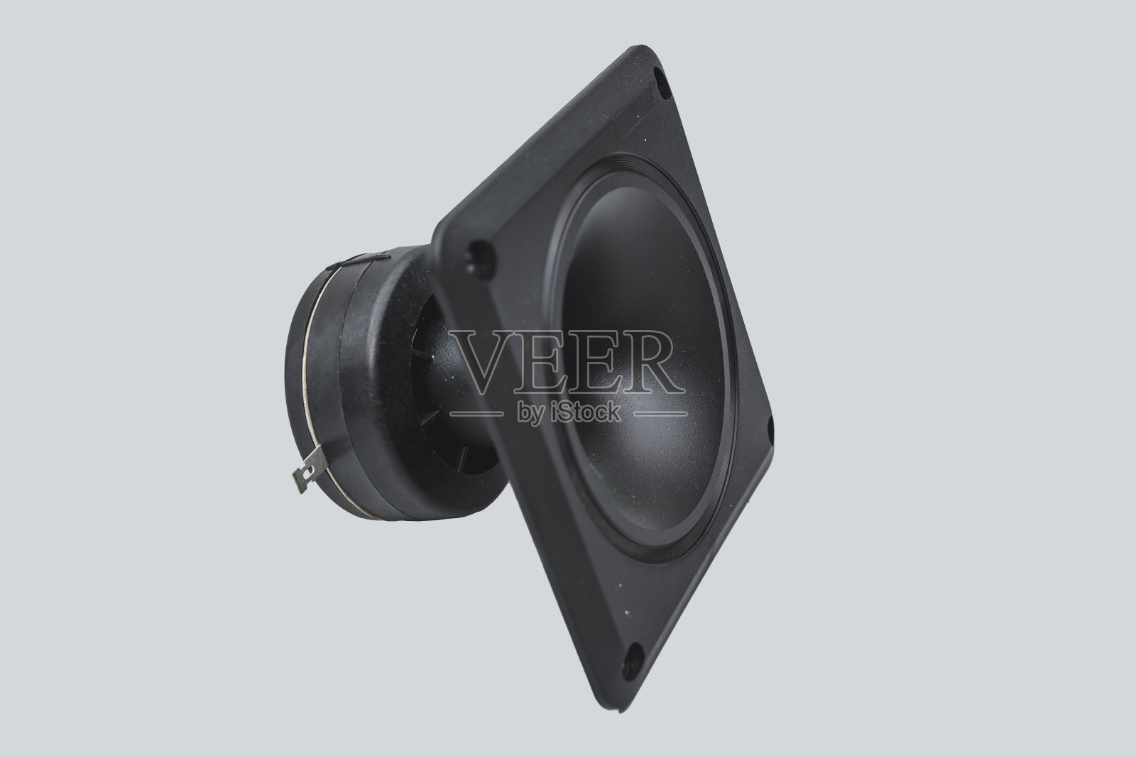 一个典型的黑色压电高音扬声器。孤立在浅灰色的背景上。照片摄影图片