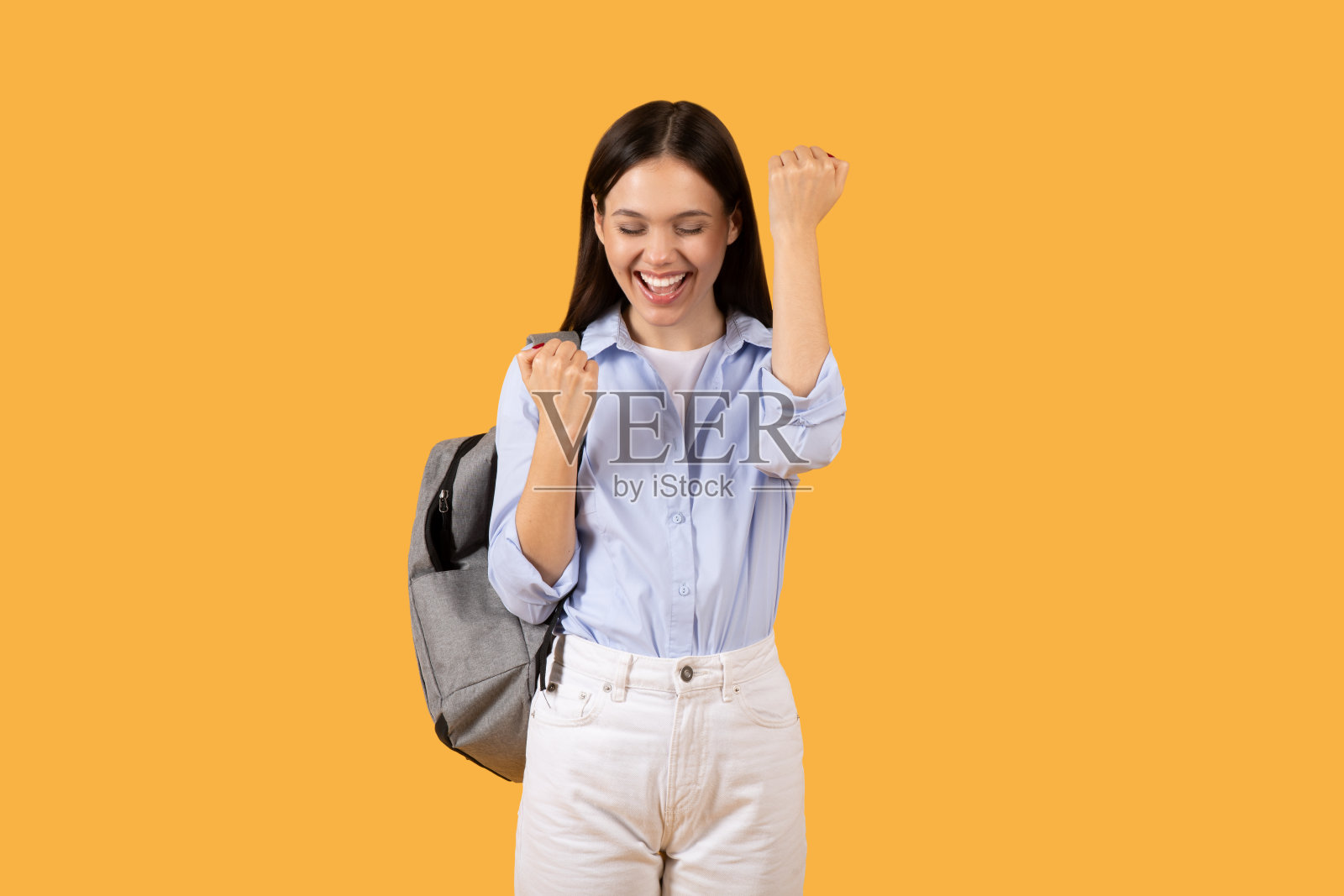 快乐的年轻女子庆祝成功，通过了考试照片摄影图片