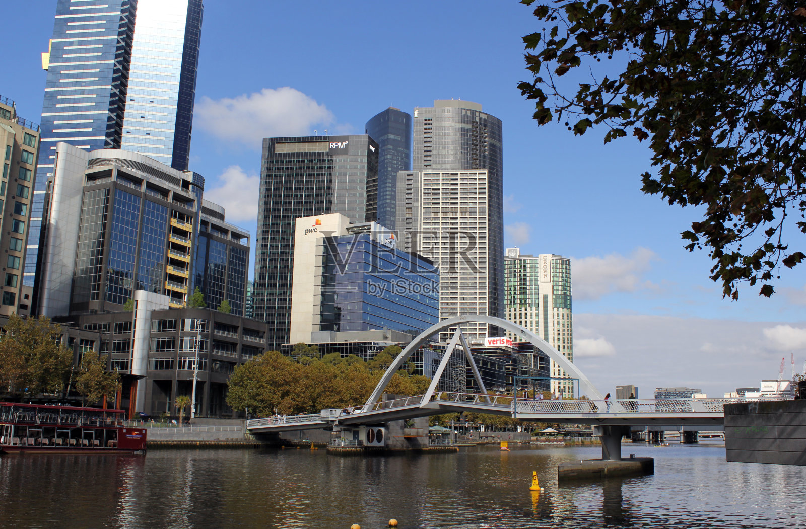 高楼林立的墨尔本天际线、埃文沃克大桥和澳大利亚维多利亚州的雅拉河照片摄影图片