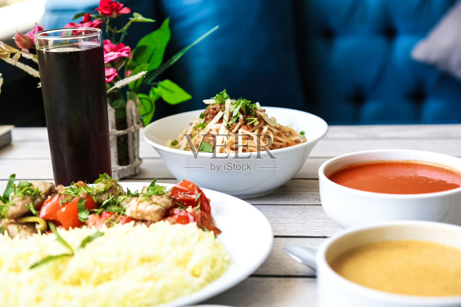 桌子上摆着一盘盘食物和一碗汤照片摄影图片