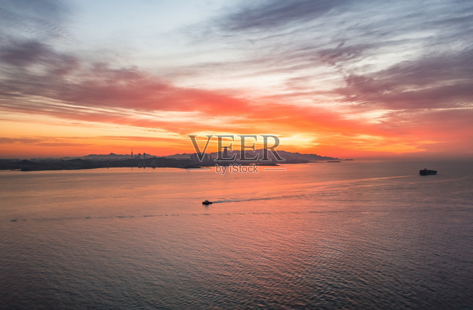 青岛城市海上日出照片摄影图片