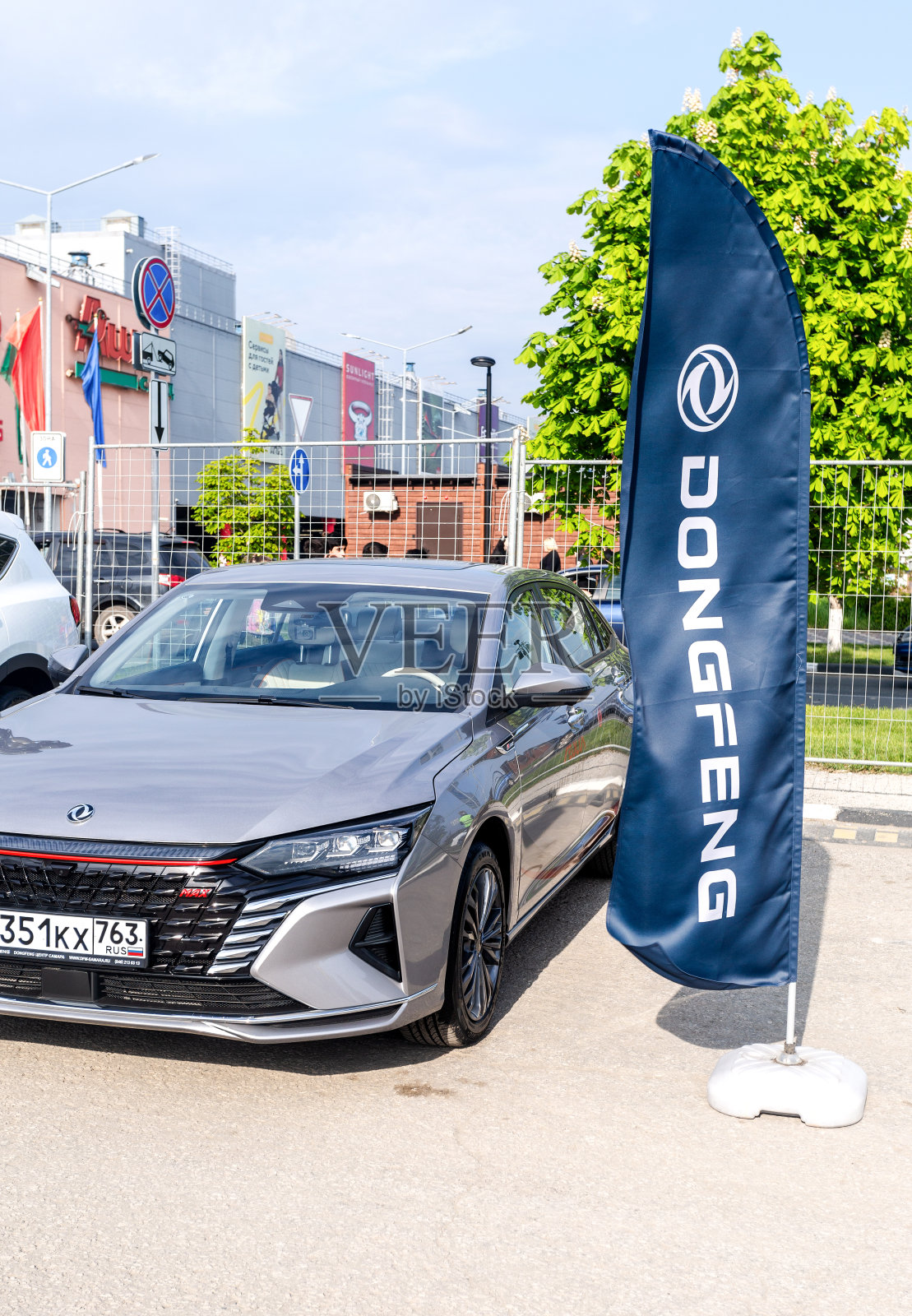 东风汽车在城市街道。东风汽车是一家中国汽车制造商照片摄影图片