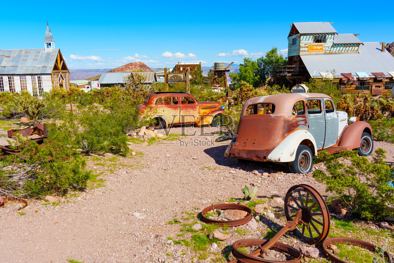 鬼城里的复古建筑和锈迹斑斑的老爷车照片摄影图片