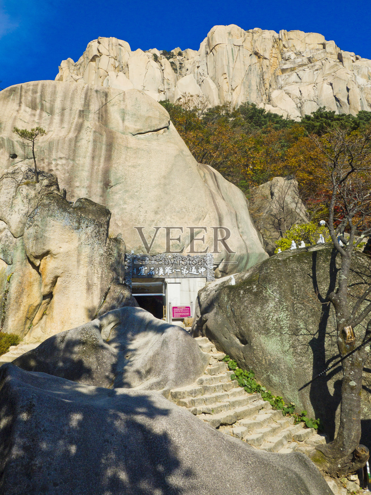 韩国雪岳山山脉的景观。照片摄影图片