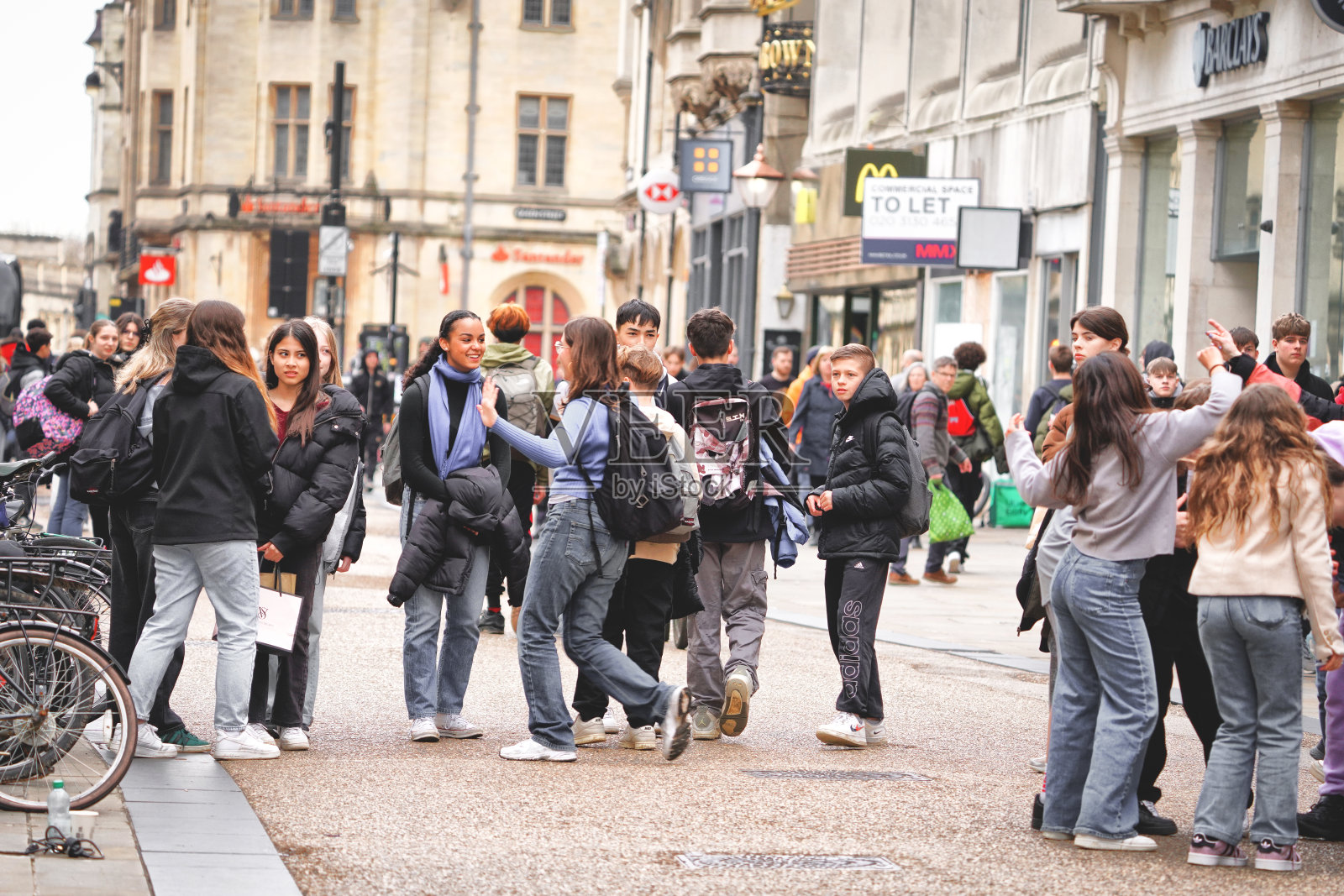 英国游客在牛津科恩市场街步行照片摄影图片