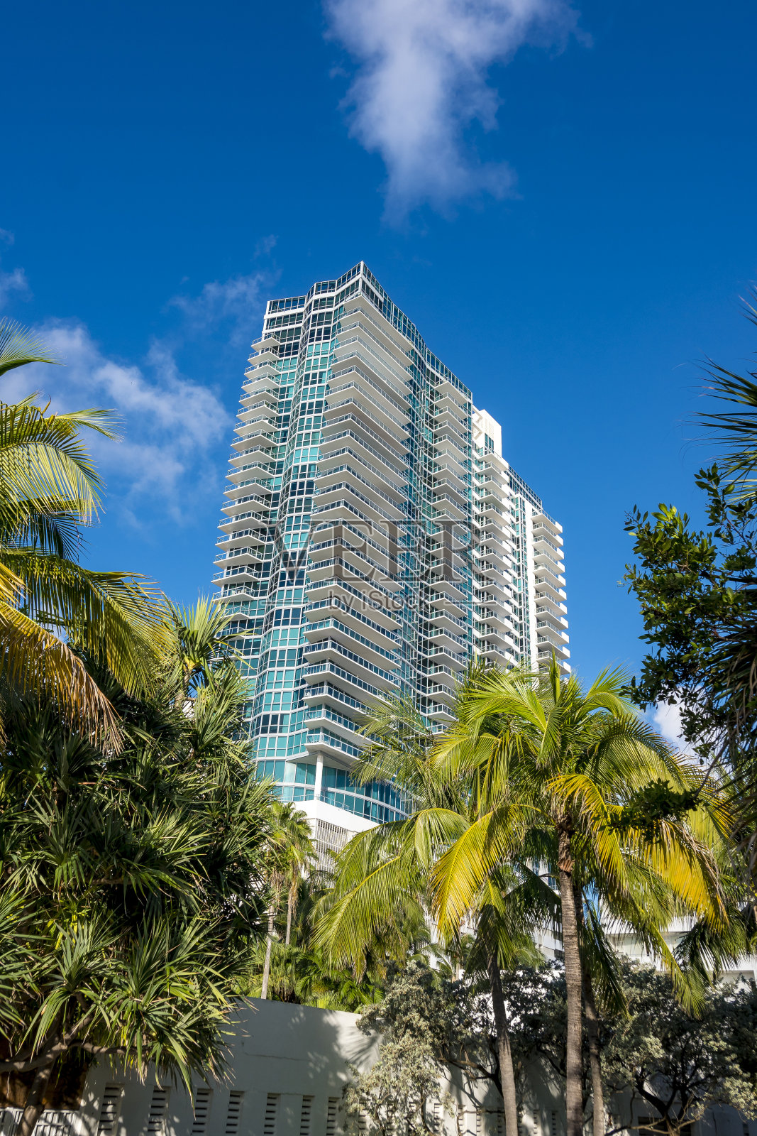 迈阿密海滩，佛罗里达州，美国-从木板路上看Setai海洋套房。照片摄影图片