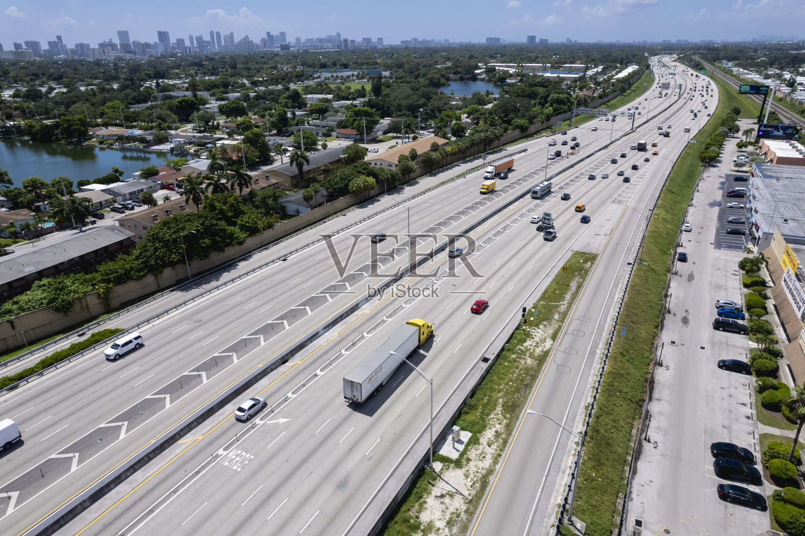 美国佛罗里达州哈兰代尔海滩——I-95高速公路向南行驶,远处是阳光岛。照片摄影图片