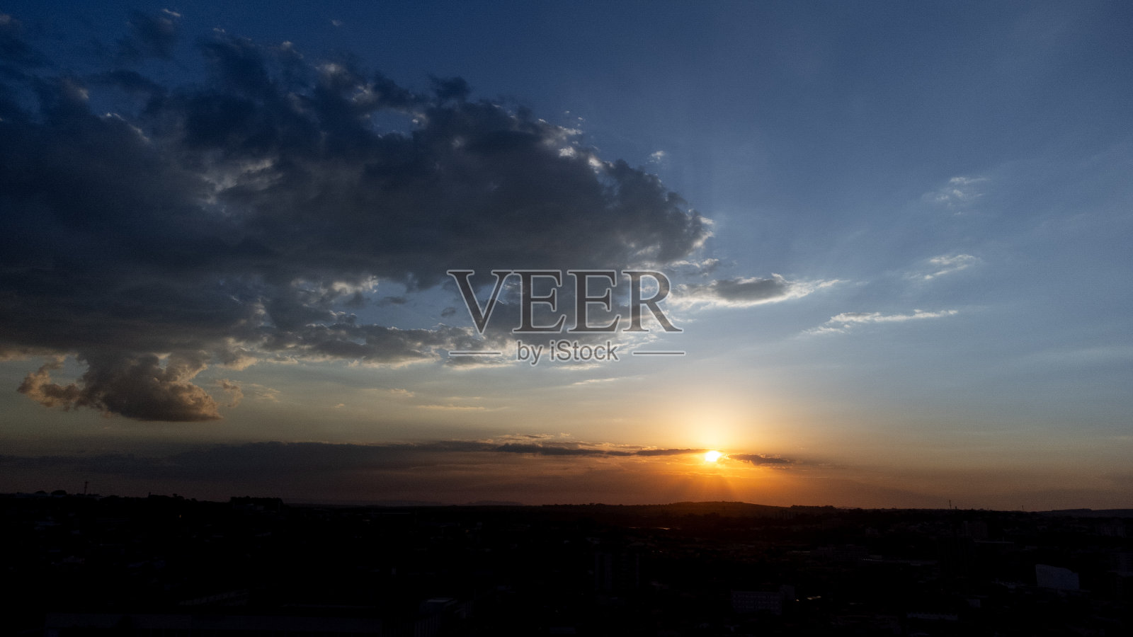 巴西的日落。巴西冬季壮丽的日落，选择性聚焦。照片摄影图片