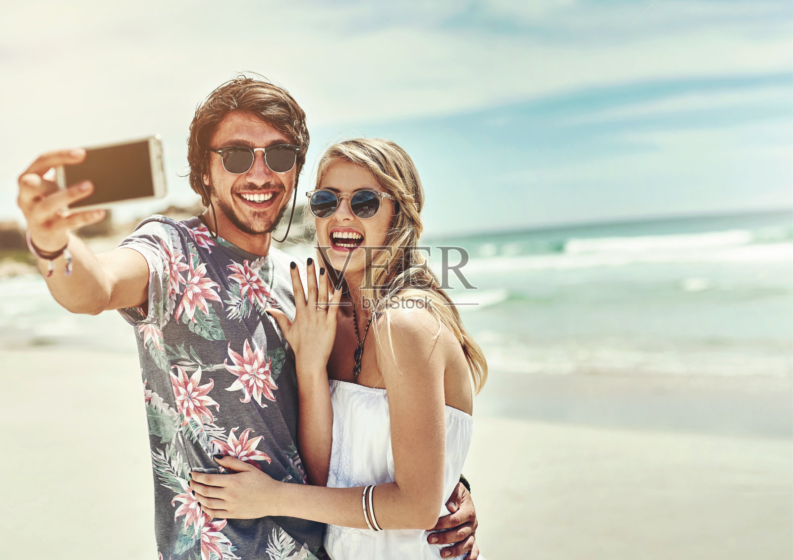 幸福，情侣和订婚的自拍，浪漫，旅游和度假。男人，女人和拥抱求婚，结合或陪伴在海滩或热带海滨举行婚礼照片摄影图片