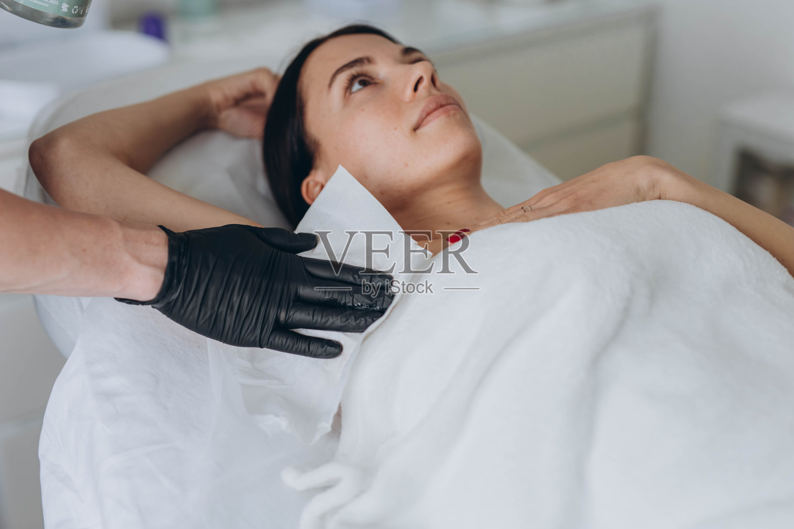 糖化:用白糖在腋窝脱毛。照片摄影图片