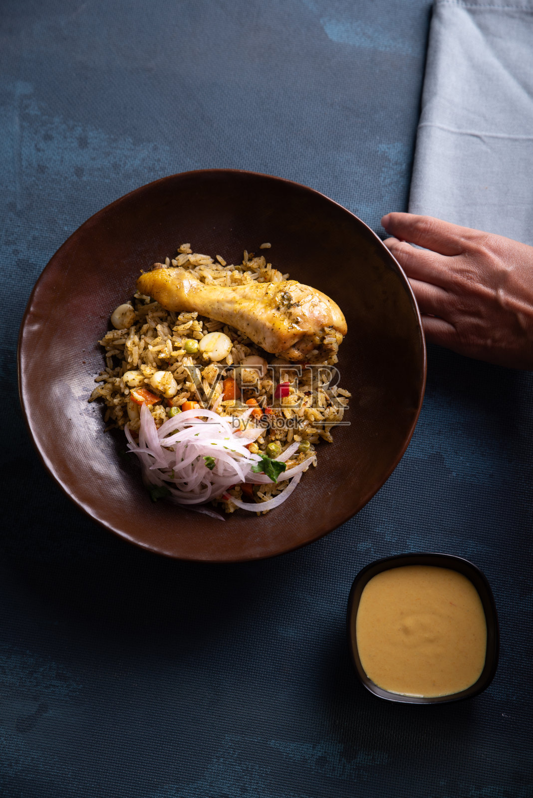 典型的秘鲁菜，米饭配鸡肉和万卡那奶油。照片摄影图片