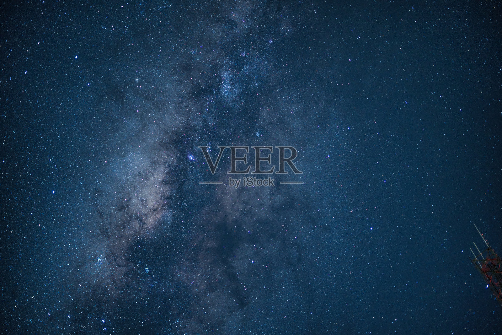 背景是银河系的恒星照片摄影图片