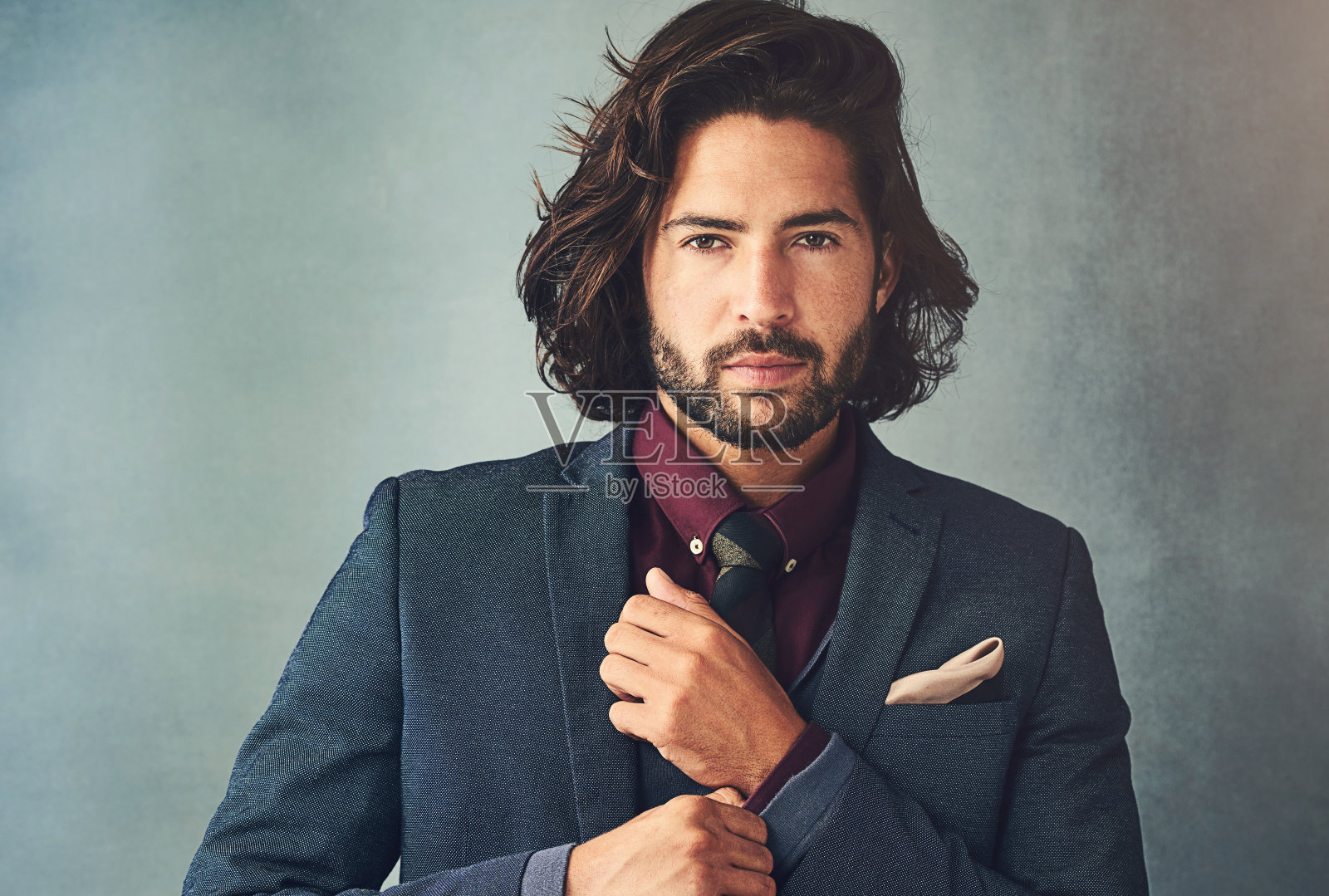 男人，时尚和肖像严肃面对商业，时尚和聪明的工作室背景。男士，奢华、优雅、自豪，在灰色背景下以自信的方式搭配正式风格的领带照片摄影图片