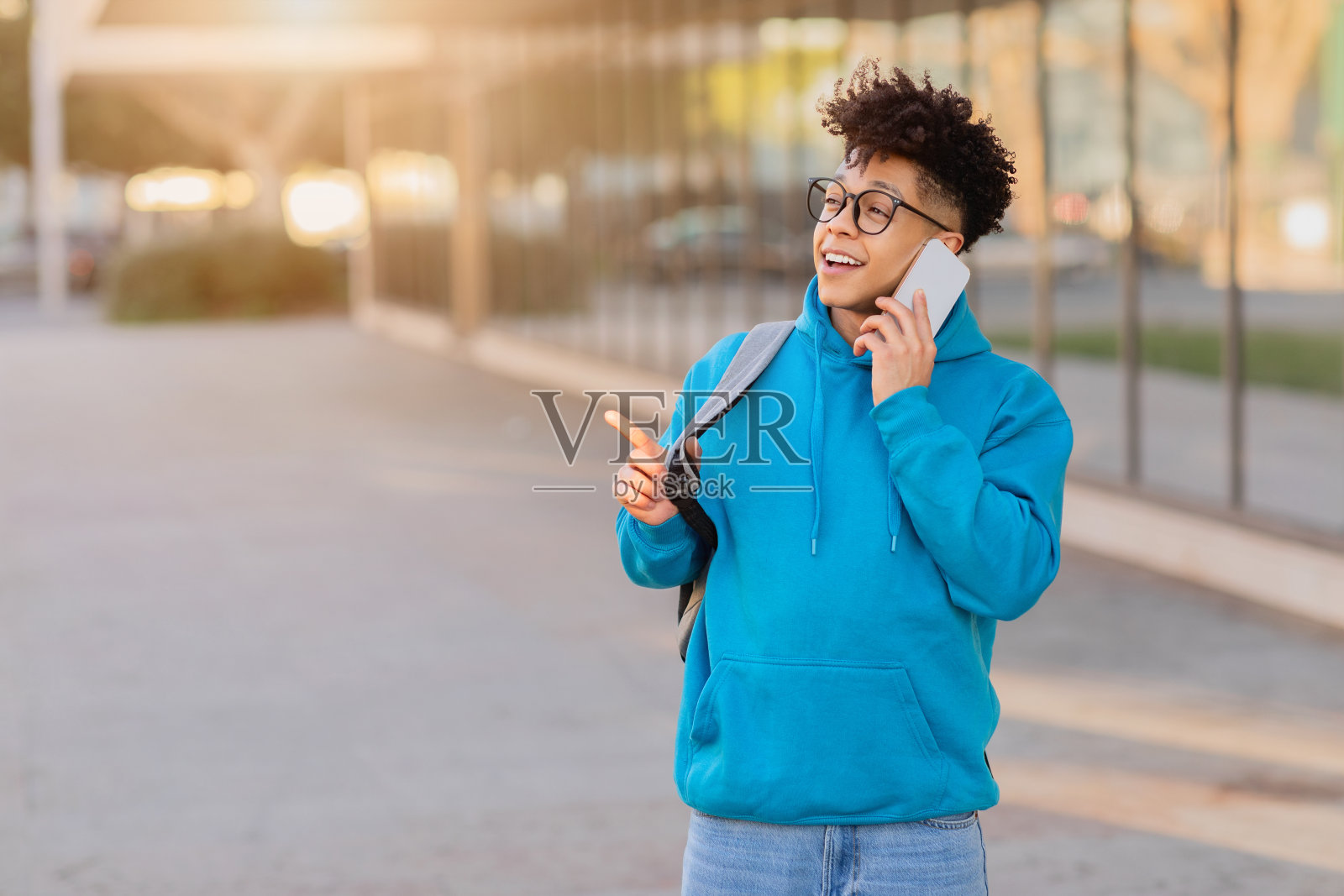 打电话时面带微笑的人照片摄影图片