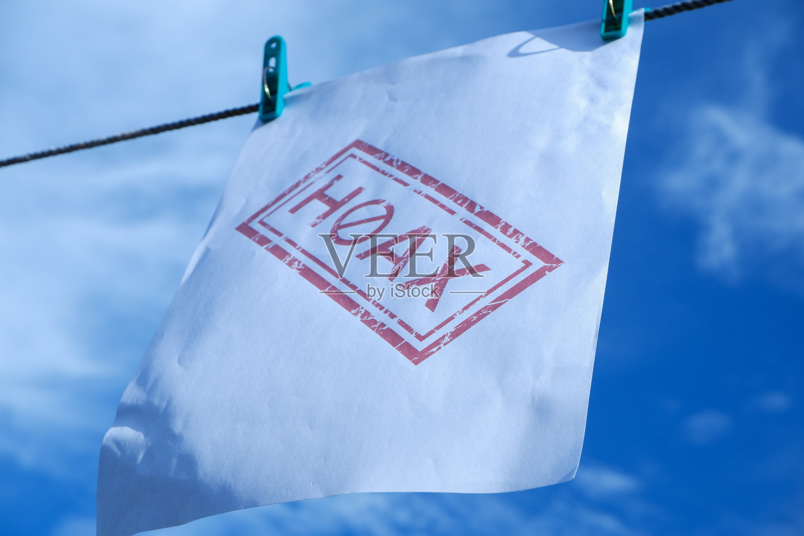 白纸上挂着红色的恶作剧文字。说明停止给予虚假或假新闻的概念照片摄影图片