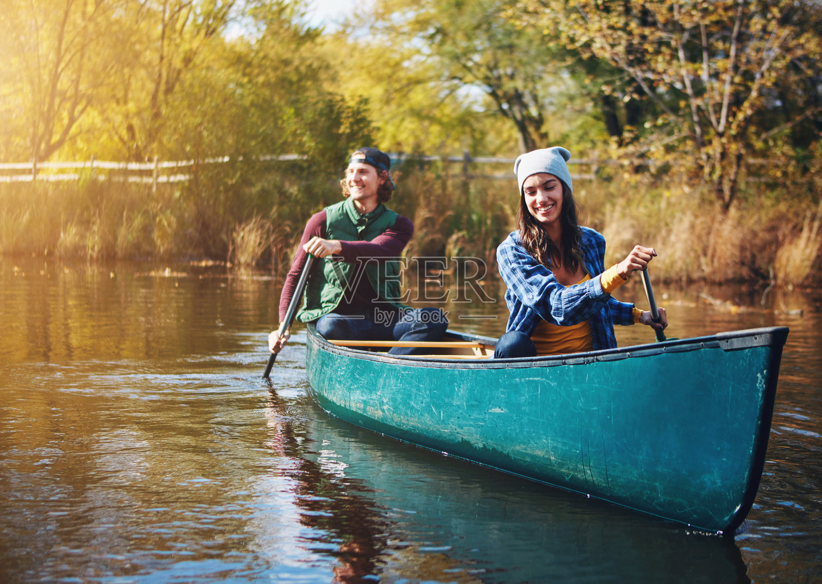 湖，独木舟和情侣与自然，度假和幸福与爱，浪漫和结合在一起。水，河流，男人和女人，环境，假期和周末，关系或活动照片摄影图片