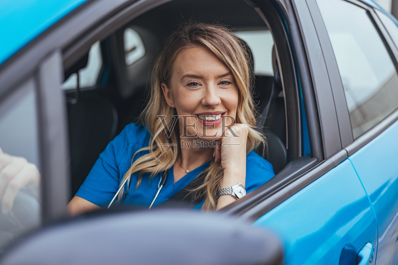 微笑的白人护士在车里享受休息照片摄影图片