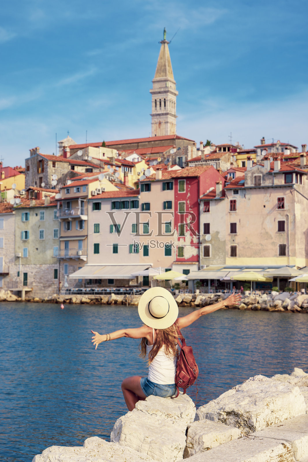 旅游目的地，游览克罗地亚旅游。伊斯特拉州罗维尼市的女游客照片摄影图片